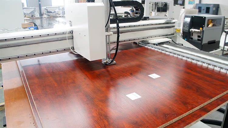 Ag baint úsáide as trealamh ionad meaisínithe CNC EXCITECH le iris uirlisí timpealláin, chruthaigh Henan-DAESHIN FACTORY DASHIN HOME DASHIN, a bronnadh mar threoirthionscadal déantúsaíochta cliste náisiúnta.